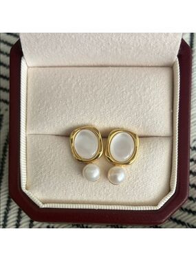 Elegant Gold and White Pearl Earrings
